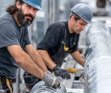 commercial_hvac_workers_working_on_refregiration_service (2)